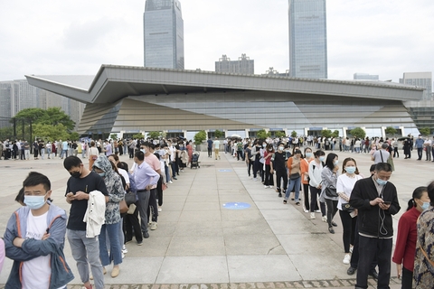 2021年5月14日，安徽省合肥市，市民在蜀山区奥体中心方舱接种点有序排队等待接种疫苗。5月14日，合肥各接种点接种人数激增。合肥市卫健委党委副书记、副主任张晓峰表示：合肥目前有300个接种点，加上流动接种点，共有1500多个接种台次。全市接种能力为每天20万人以上，接种能力是超过群众的接种需求的，还不存在紧张的情况。合肥市目前疫苗状态处于“紧平衡”状态，号召市民积极参与疫苗接种。图/中新社 张娅子/人民视觉