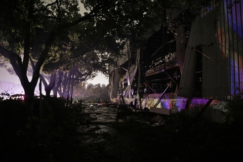 2021年5月15日，苏州，建筑铁皮一部分不知所踪。图/人民视觉