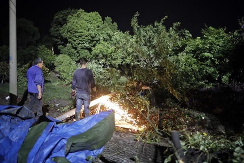 2021年5月15日，苏州，盛震公路，工作人员抢修电力杆。图/人民视觉