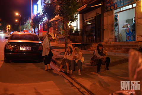 2021年5月21日晚，云南大理市，民众在路边避险。图/财新记者 梁莹菲