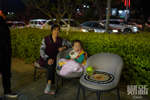 2021年5月21日晚，云南大理市，地震后居民到户外避险。图/财新记者 梁莹菲