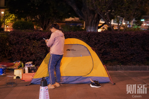 2021年5月21日晚，云南大理市，民众在户外支起帐篷，准备在外过夜。图/财新记者 梁莹菲