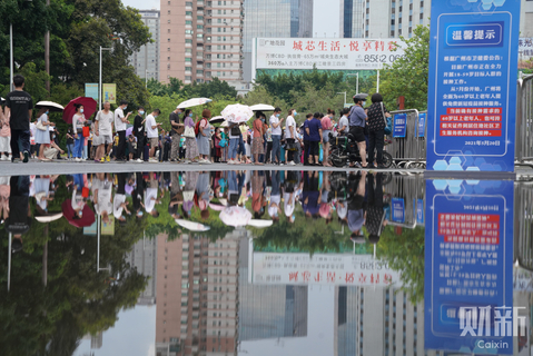 2021年5月26日，广州天河体育中心新冠疫苗大型临时接种点，市民在排队打疫苗。 图/财新记者 梁莹菲