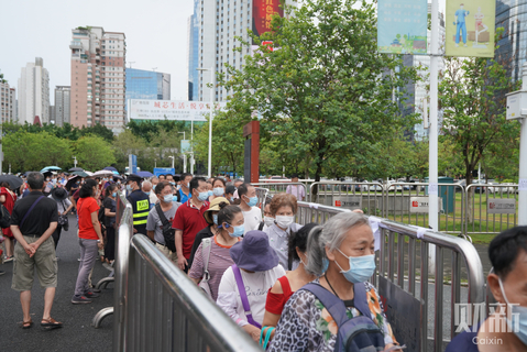 2021年5月26日，广州天河体育中心新冠疫苗大型临时接种点，市民在排队打疫苗。图/财新记者 梁莹菲