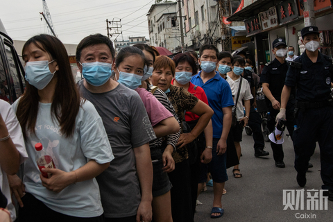 2021年5月30日，广州海珠区凤阳街道全面开展核酸检测，共设立5个集中检测点。在电信大楼检测点，市民在大楼外围排起了长队。图/财新记者 梁莹菲