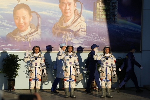 2021年6月17日，酒泉卫星发射中心问天阁广场，中国载人航天工程总指挥、空间站阶段飞行任务总指挥部总指挥长李尚福下达命令，聂海胜、刘伯明、汤洪波3名航天员领命出征，即将开启为期3个月的飞行任务，并将成为中国载人航天进入空间站阶段后的首批太空访客。图/人民视觉