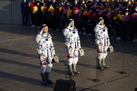 2021年6月17日6时32分，酒泉卫星发射中心问天阁广场，中国载人航天工程总指挥、空间站阶段飞行任务总指挥部总指挥长李尚福下达命令，聂海胜、刘伯明、汤洪波3名航天员领命出征，即将开启为期3个月的飞行任务，并将成为中国载人航天进入空间站阶段后的首批太空访客。（从左到右）航天员汤洪波、航天员聂海胜、航天员刘伯明。图/人民视觉