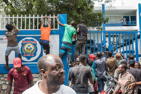 当地时间2021年7月8日，海地太子港，警察逮捕了涉嫌刺杀总统的武装分子，围观者聚集在佩蒂翁维尔警察局。图/视觉中国