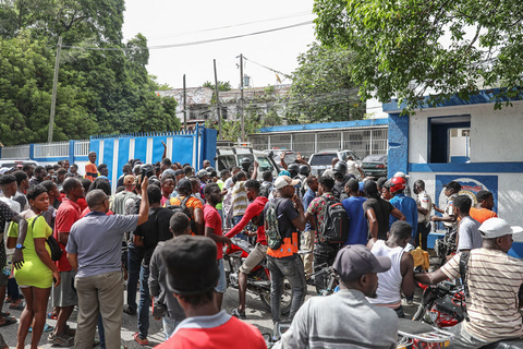 当地时间2021年7月8日，海地太子港，警察逮捕了被指控参与刺杀总统的嫌疑人，人群包围佩蒂翁维尔警察局。图/视觉中国