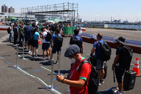 当地时间2021年7月22日，日本东京，东京奥运会开幕在即，记者排队前往奥运会主新闻中心。图/视觉中国