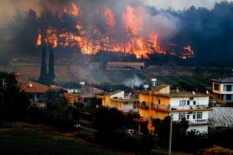 当地时间2021年7月28日，土耳其安塔利亚，当地马纳夫盖特地区的四个不同地点发生森林大火，并蔓延至居民区。灭火行动持续了9个多小时，由于风力强劲，目前大火仍未获得有效控制。图/人民视觉