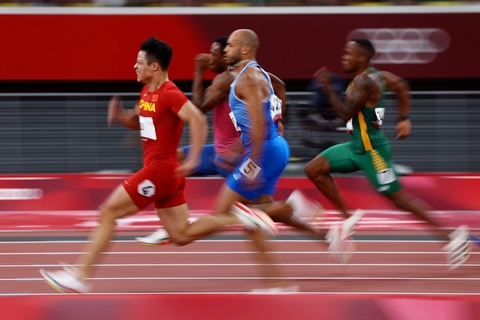当地时间8月1日，东京奥运会男子百米半决赛，中国飞人苏炳添以9秒83创下亚洲纪录，刷新个人最好成绩，成功晋级决赛，他也是首个进入奥运会决赛的中国飞人。图/IC PHOTO