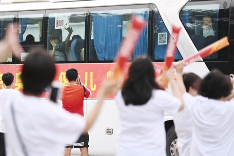 2021年8月9日，北京首都国际机场，中国最后一批东京奥运会体育代表团213名成员抵达北京。顺利完成海关卫生检疫后，东京奥运会体育代表团将分赴多个城市进行隔离。图/IC PHOTO
