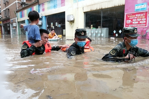 湖北随州遭遇特大暴雨 救援人员转移受困群众