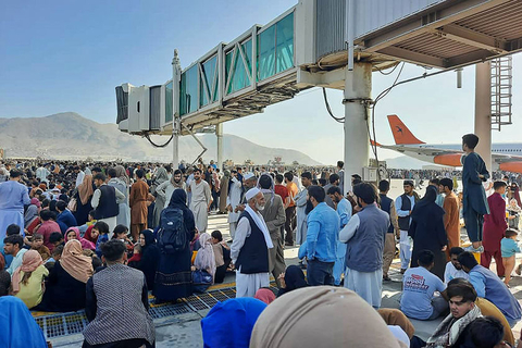 当地时间2021年8月16日，阿富汗，大批急于逃离阿富汗的民众聚集在喀布尔机场等待搭乘飞机出境。阿富汗塔利班发言人穆贾希德15日在社交媒体上宣布，塔利班武装人员已进入喀布尔市内。16日凌晨，大量人群涌向喀布尔机场。图/人民视觉