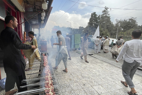 当地时间2021年8月17日，阿富汗首都喀布尔，首都喀布尔在塔利班的控制下局势逐渐恢复正常，尽管大部分政府部门仍处于关闭状态，但商业机构逐步恢复营业，街道上也有更多的来往行人和车辆。图/IC photo