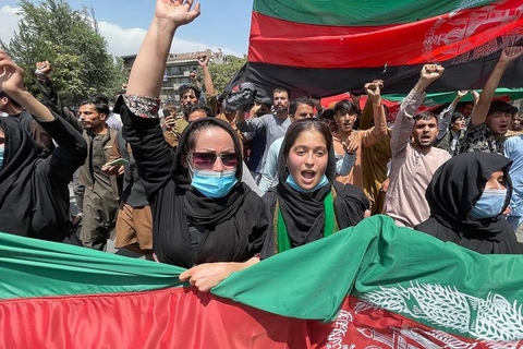 当地时间2021年8月19日，阿富汗喀布尔，阿富汗民众参加独立日集会。当天，反对塔利班掌权的群众手持黑红绿三色的阿富汗国旗游行，展现对原有世俗体制的支持。图/人民视觉