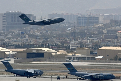当地时间2021年8月30日，美国中央司令部司令肯尼思·麦肯齐宣布，美军已完成从阿富汗撤出的任务。麦肯齐当天下午在国防部记者会上说，最后一架C-17运输机已于美国东部时间30日15时29分（阿富汗当地时间30日23时59分）从喀布尔国际机场起飞。麦肯齐表示，当天的撤离既标志着美军在阿富汗人员撤离行动的结束，也标志着2001年“9·11”恐怖袭击后美军在阿富汗开始的近20年军事行动的结束。图/视觉中国