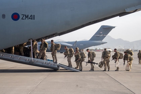 当地时间2021年8月28日，阿富汗喀布尔，英国军事人员登上一架A400M飞机准备离开阿富汗。图/人民视觉