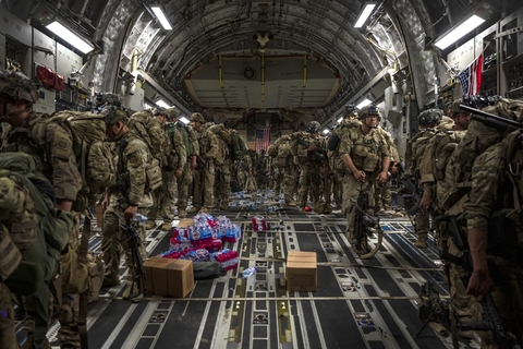 当地时间2021年8月30日，阿富汗喀布尔，最后一批美军撤离阿富汗，登上C-17运输机。图/IC PHOTO