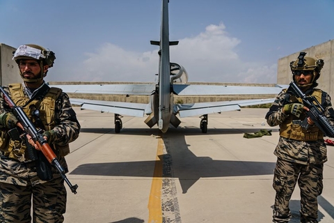 当地时间2021年8月31日，阿富汗喀布尔，美军撤离阿富汗后，塔利班成员接管喀布尔机场。图/人民视觉