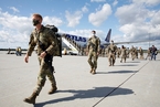 驻阿富汗美军人员回国 与家人孩子团聚