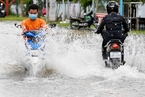 柬埔寨洪水淹没街道 民众趟水上班