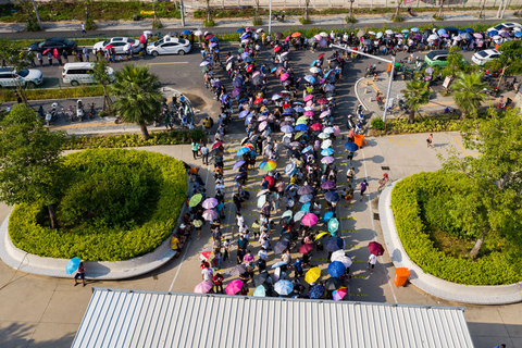 2021年9月14日，厦门市同安区西柯镇洪塘头小学，大家有序排队等待核酸检测。截至9月14日11时，厦门累计报告新冠肺炎确诊病例35例（其中普通型22例，轻症型13例），无症状感染者1例，均在定点医院隔离诊治，病情稳定。根据疫情防控实际情况，厦门市已决定启动全市全员核酸检测，做到“应检尽检”不漏一人。图/人民视觉