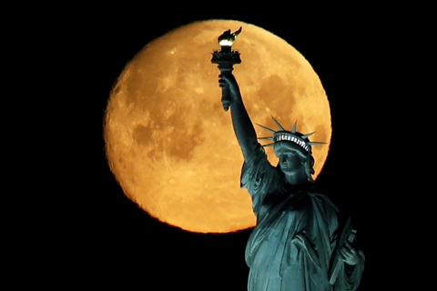 当地时间2020年3月8日，美国纽约，超级月亮“蠕虫月”在纽约上演。图/视觉中国
