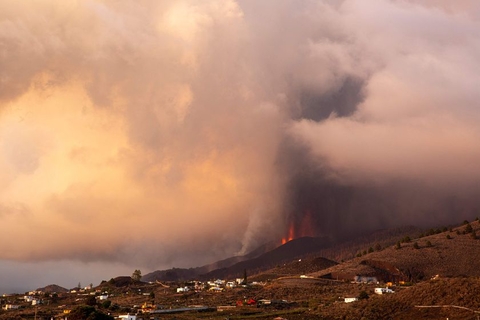 当地时间2021年9月25日，西班牙拉帕尔马岛火山喷出的火山灰和烟雾。自2021年9月19日火山喷发以来，此次喷发对土地和民众财产造成巨大损失，加那利当局估计损失远超过4亿欧元。图/视觉中国