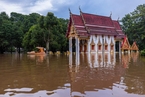 泰国暴雨引发洪水 民众水中撤离