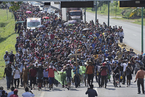 大批移民从墨西哥出发前往美国 大量警察封路没拦住