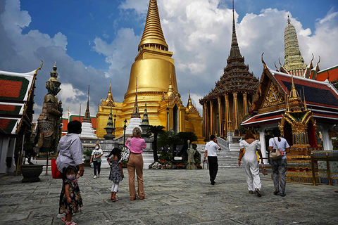 当地时间2021年11月1日，泰国曼谷，曼谷大皇宫重新开放。此前，当地时间10月29日，泰国首都曼谷市市长阿萨文公布该市自11月1日起恢复对国际游客开放的相关规定，强调恢复旅游业须与严格防疫措施并行。