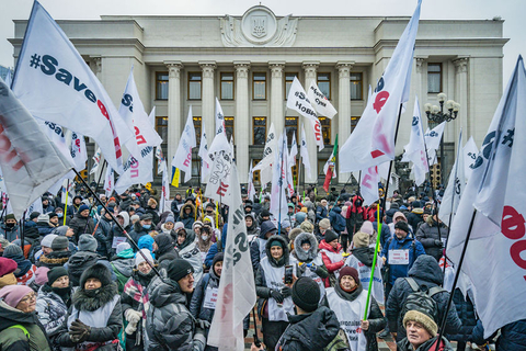 当地时间2022年1月25日，乌克兰基辅，乌克兰首都基辅议会大厦外发生混乱。大批抗议者挥舞旗帜，试图闯入大楼，并与警方发生激烈对峙。据报道，抗议者多为中小企业代表，他们对2022年生效的税改制度表达不满。图/视觉中国