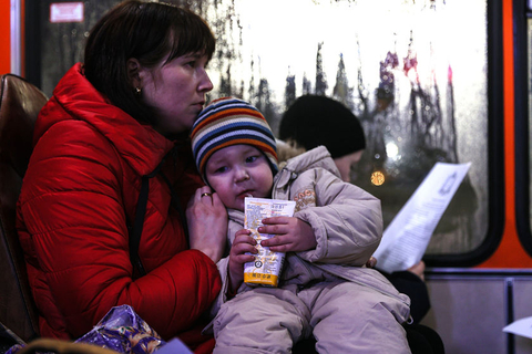 当地时间2022年2月22日，俄罗斯下诺夫哥罗德，来自乌克兰东部地区的难民抵达火车站后乘坐公交车前往临时安置点。当地时间22日，首列载有来自乌克兰东部地区难民的火车抵达了俄罗斯下诺夫哥罗德市。这批难民大约有1000人，其中一半为儿童。随着俄罗斯与乌克兰之间的紧张局势持续升级，许多人不得不离开自己常年生活的家园，有可能发生的战争让他们被迫成为流落在途中的难民。图/视觉中国