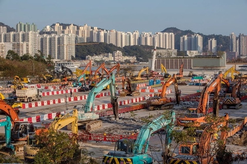 2022年2月23日，中国香港，启德邮轮码头隔离设施正在加紧建设中。2月22日，香港特区政府表示在中央的支持下，正全力于启德邮轮码头、竹篙湾等建设社区隔离设施，抗击新冠肺炎。图/视觉中国