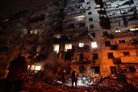 当地时间2022年2月25日，乌克兰紧急情况部门发布了一组位于基辅市南部城区的建筑物受损图片。目前大火已经被扑灭，20人成功获救，8人受伤，150人被疏散。当地时间25日，乌克兰总统泽连斯基表示，在过去一昼夜中，共有137名乌克兰人死亡，316人受伤。更多详细报道：【专题】乌克兰战火。图/视觉中国