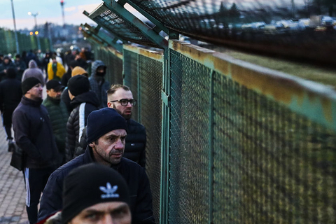 当地时间2022年2月25日，波兰梅迪卡，大批乌克兰难民从边境地带涌入波兰。联合国难民署26日表示，受当前俄乌局势影响，已有至少15万名乌克兰人前往邻国避难。根据联合国难民署的统计数据，在避难者中，大多数乌克兰人前往了波兰和摩尔多瓦，也有一些人选择稍远的匈牙利和罗马尼亚。乌克兰国内还有至少10万人流离失所。图/视觉中国