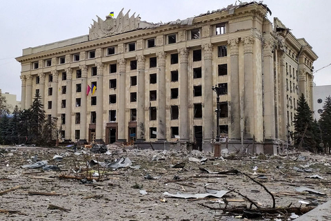 当地时间2022年3月1日，乌克兰哈尔科夫市中心的政府大楼广场被炸。当地时间3月1日早晨8时许，一枚俄军火箭飞向位于市中心的哈尔科夫州州政府附近，并击中了州政府大楼前的自由广场。当时正处于早间，现场的监控视频显示一些车辆正往来于街头，随后便在巨大的爆炸中，没入烟尘和火焰中。图/视觉中国