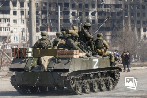 当地时间2022年3月24日，乌克兰马里乌波尔，俄军和亲俄武装的装甲车在马里乌波尔街头行进。3月24日，俄罗斯部队继续在马里乌波尔缩小包围圈，并在3月24日进入市中心部分地区。乌克兰部队证实，俄罗斯部队已于3月24日占领了马里乌波尔市中心的一个据点──圣母代祷教堂。但俄军尚未宣布完全攻占马里乌波尔。在该教堂以北的大片市区，仍处在乌方武装控制之下。图：Alexander Ermochenko/IC photo