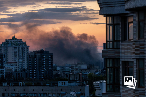 当地时间2022年4月28日，乌克兰基辅州，当地受到袭击。乌克兰首都基辅市市长周四（4月28日）表示，在联合国秘书长古特雷斯到访期间，俄罗斯向基辅发射了两枚导弹，其中一枚击中了一栋居民楼的较低楼层，造成至少三人受伤。图：John Moore/视觉中国