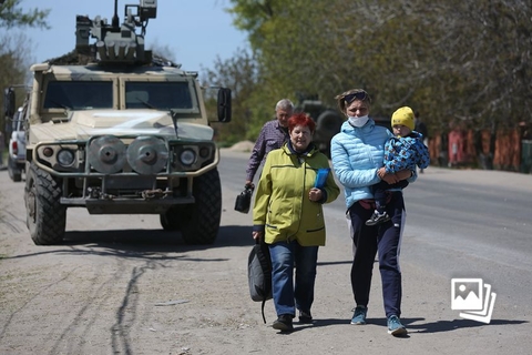 当地时间2022年5月7日，乌克兰总统泽连斯基在视频讲话中表示，在联合国和红十字国际委员会的协助下，一共有超过300人从亚速钢铁厂中获救。乌克兰方面正在准备开展第二阶段的撤离任务，主要目标是撤离伤员和医务人员，同时也会努力帮助当地守军撤离。图：Leon Klein/视觉中国