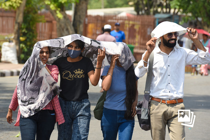 印度首都遭遇创纪录高温天气 沥青路面被高温晒化