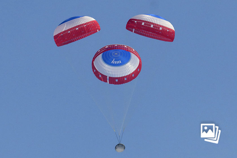 当地时间2022年5月25日，美国新墨西哥州，美国波音公司“星际客机”飞船在降落伞和安全气囊的帮助下在美国西部新墨西哥州沙漠中成功着陆，宣告前往国际空间站的不载人试飞结束。图：Bill Ingalls/NASA/视觉中国