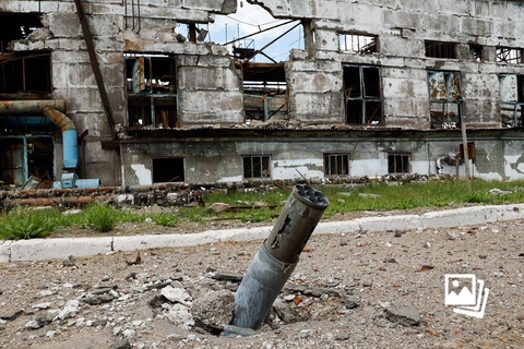 当地时间2022年5月27日，马里乌波尔，当地一片废墟的景象。俄罗斯国防部2022年5月20日发布声明说，随着最后一批被围困在马里乌波尔亚速钢铁厂内的乌克兰武装人员投降，俄军已完全控制马里乌波尔市。图：Leon Klein/视觉中国