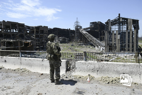 当地时间2022年6月13日，俄罗斯国防部在新闻发布会上公布了亚速钢铁厂的内部照片。此前，俄罗斯国防部宣布，自5月16日以来，共有2439名乌武装人员投降。5月20日俄罗斯国防部发言人科纳申科夫说，俄武装部队已经完全控制马里乌波尔亚速钢铁厂的地下设施。图：Konstantin Mihalchevskiy/视觉中国