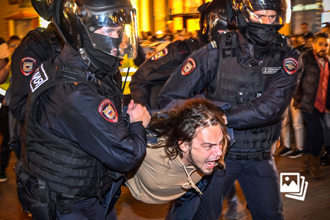 当地时间2022年9月21日，俄罗斯首都莫斯科，民众在街头抗议俄罗斯进行局部军事动员，一名抗议人士遭到警方逮捕。俄罗斯总统普京21日发表全国电视讲话表示，他已签署局部动员令，并于当日启动。下令部分动员的数小时后，俄罗斯各地有超过上千人在抗议活动中被捕。图：Alexander Nemenov/视觉中国