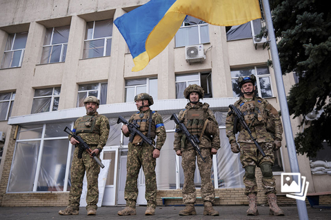 当地时间2022年10月4日，顿涅茨克地区战略要地红利曼，俄乌冲突持续，乌克兰军队已控制红利曼，乌克兰军人升起乌克兰国旗。俄乌双方近日围绕顿涅茨克地区战略要地红利曼的控制权展开激烈战斗。乌克兰媒体10月1日表示，乌军已经控制了红利曼，俄国防部当天则表示，俄军和顿巴斯地区武装已从红利曼撤离。图：Yevgen Honcharenko/IC photo