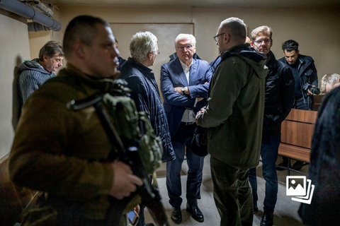 当地时间2022年10月25日，乌克兰科留基夫卡，德国总统施泰因迈尔抵达乌克兰进行访问，为躲避俄军空袭被迫进入防空洞。当地时间25日早晨，德国总统施泰因迈尔抵达基辅，开始其对乌克兰的访问。这是他自俄乌冲突爆发以来首次访问乌克兰。图：Michael Kappeler/IC photo