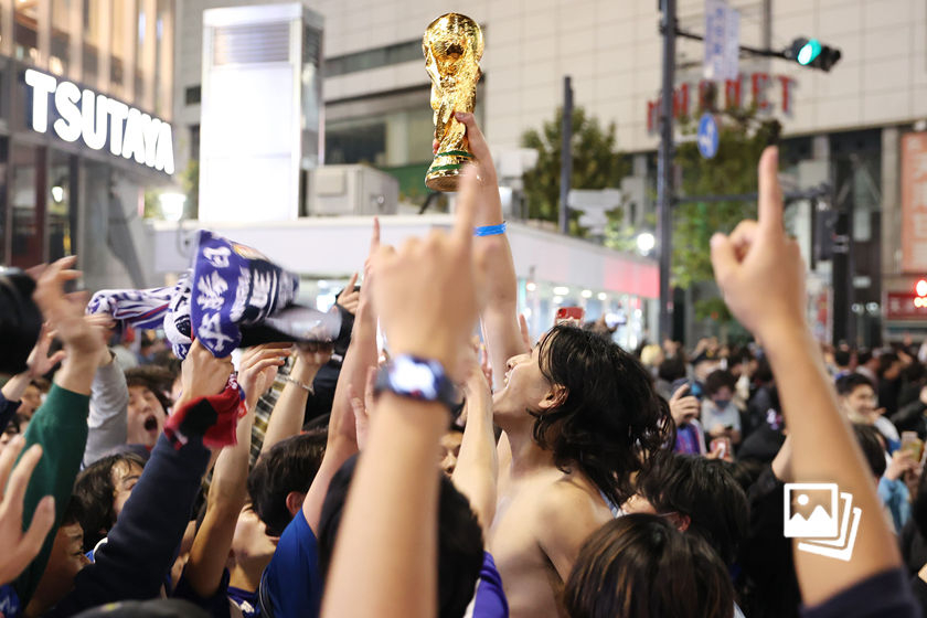 一日图闻｜日本球迷街头狂欢庆祝球队爆冷击败德国 
